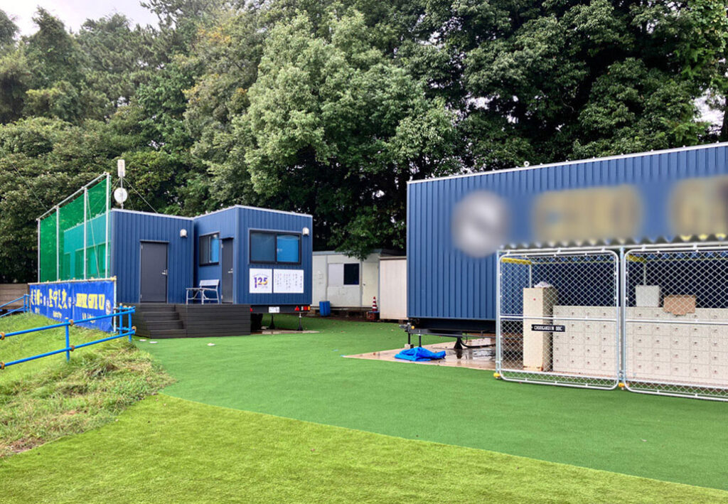 スポーツ施設のロッカーとして導入されたトレーラーハウス施工事例（関東エリア）