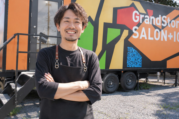 トレーラーハウス美容室を導入したヘアサロンオーナー。移動型店舗で独立開業を実現した導入事例